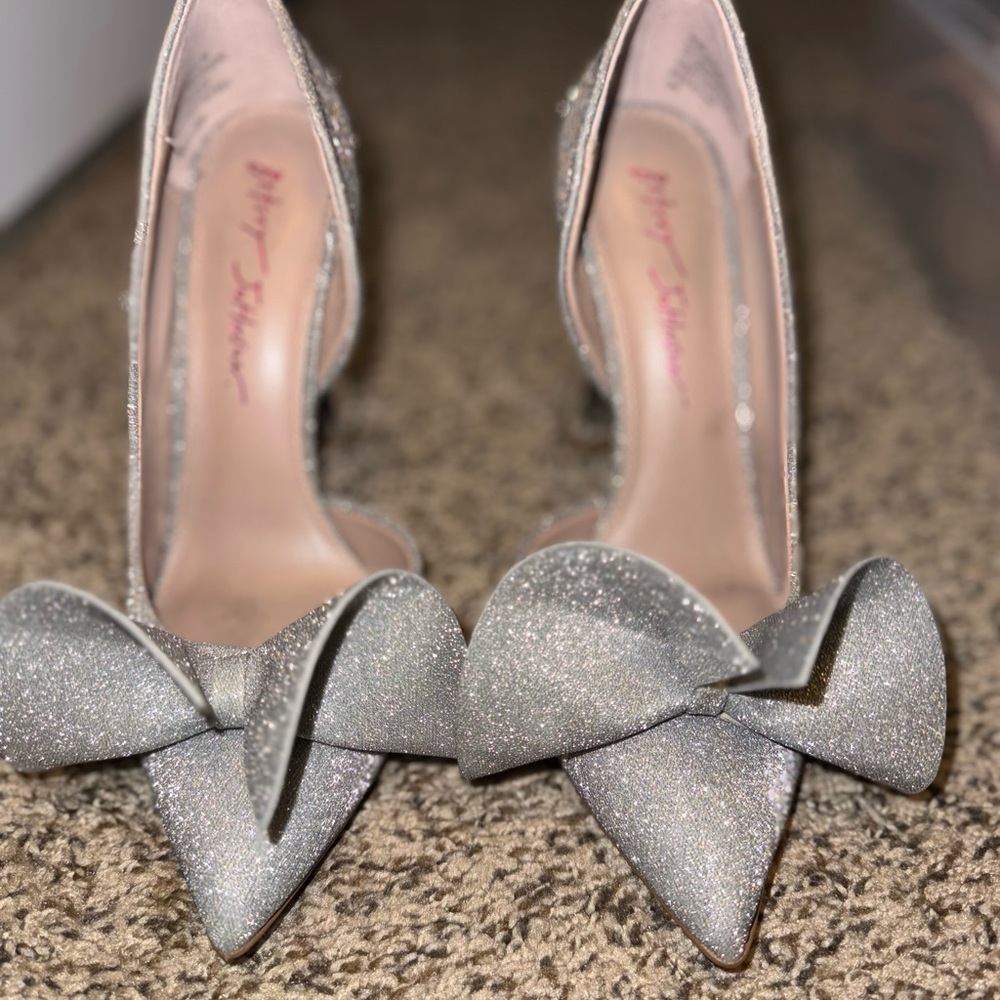 EUC Betsey Johnson Silver Glitter Bow Heels
